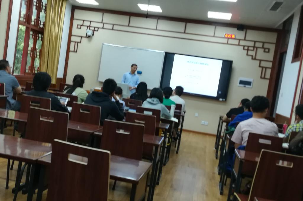 岑理相老师开学第一天为员工讲授热力学和统计物理.jpg